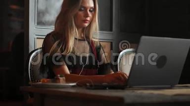 一位漂亮的女士在时尚的城市餐厅用笔记本电脑工作
